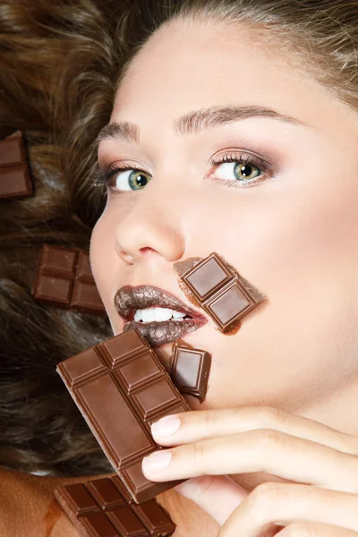 Schöne Frau isst Schokolade — Stockfoto