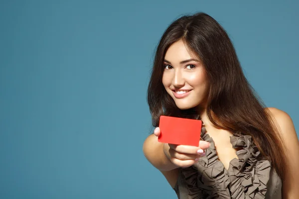 Hermosa chica mostrando tarjeta roja — Foto de Stock