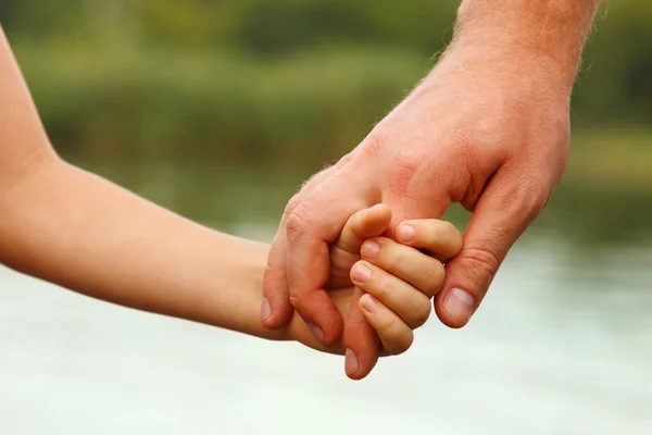 Vaders hand leiden zijn zoon kind — Stockfoto