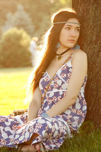 Hermosa chica joven cerca del árbol — Foto de Stock