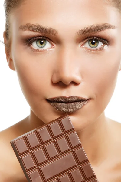 Красивая женщина ест шоколад — стоковое фото