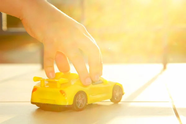 Junge spielen mit einem Auto — Stockfoto