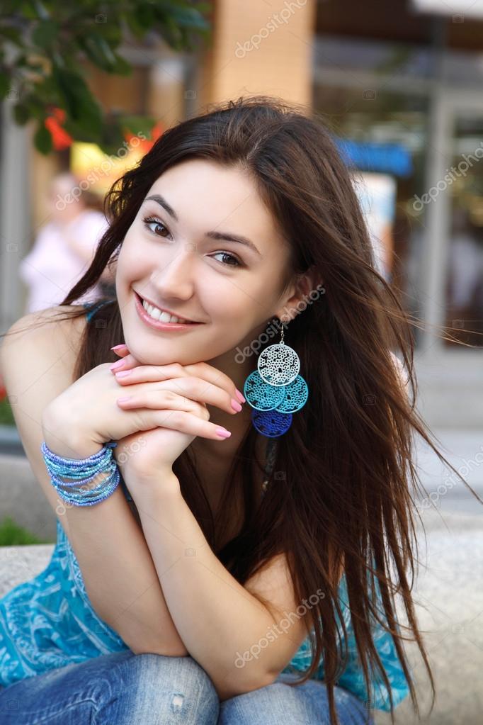 chica morena guapa