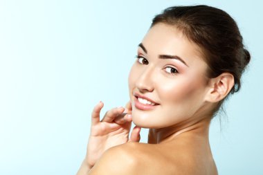 güzel kız kameraya bakıyor