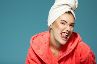teen kız dişlerini temizle