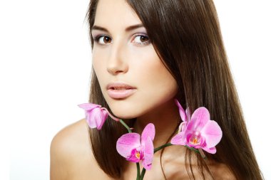 Beyaz arka planda güzel bir kadın