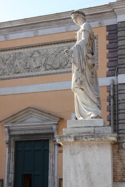 piazza del popolo üzerinde kadın heykeli