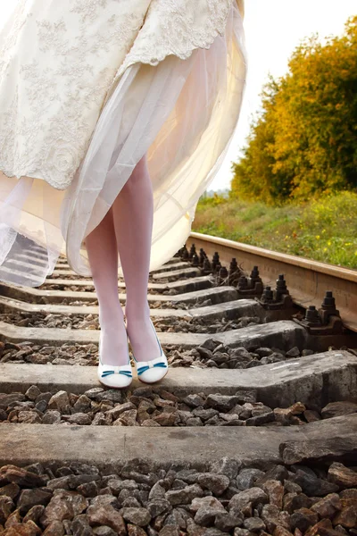 Brautspaziergänge auf der Eisenbahn — Stockfoto