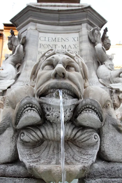 Brunnen vor dem Pantheon in Rom — Stockfoto