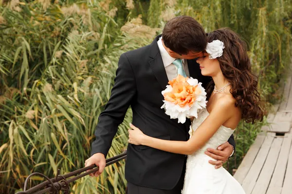 Jovem casal de casamento — Fotografia de Stock