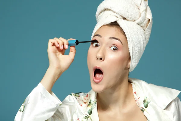Young woman putting eye mascara — Stock Photo, Image