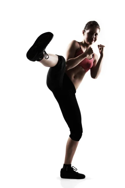 Mujer haciendo ejercicio de artes marciales — Foto de Stock