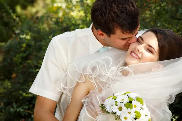 Groom kiss his bride — Stock Photo, Image