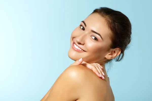 Tiener meisje glimlachen en kijken naar camera — Stockfoto