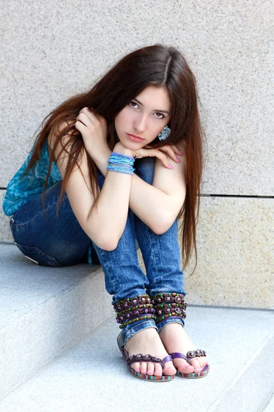 Vacker ung brunett flicka — Stockfoto
