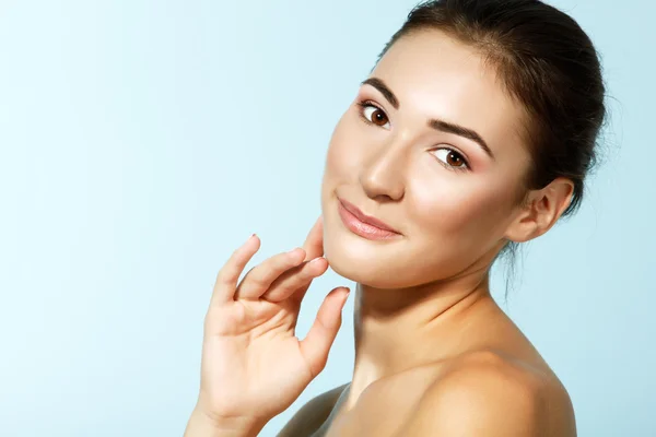 Tiener meisje glimlachen en kijken naar camera — Stockfoto