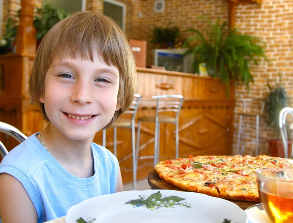 Jongen zitten aan tafel — Stockfoto