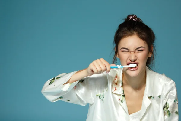 Dospívající dívka jí nejdřív vyčistit zuby — Stock fotografie