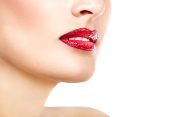 Frau mit knallrotem Lippenstift — Stockfoto