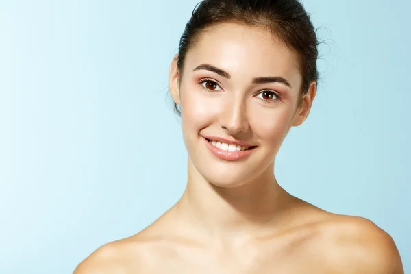 Tiener meisje glimlachen en kijken naar camera — Stockfoto