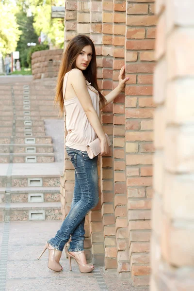 Retrato de una hermosa joven — Foto de Stock