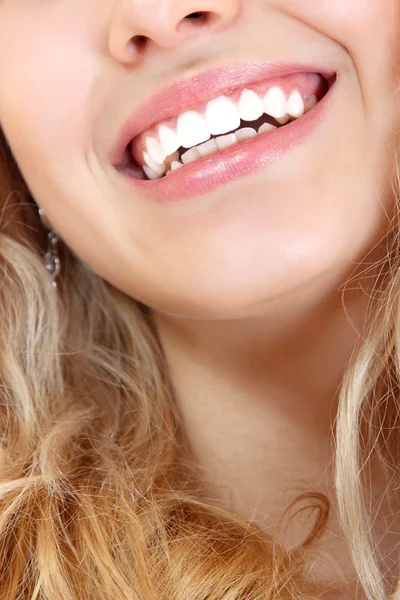 Mooie glimlach van jonge vrouw — Stockfoto