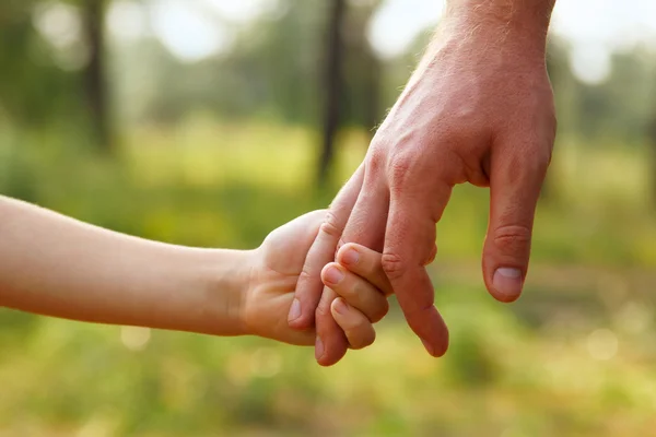 La mano del padre lleva a su hijo hijo — Foto de Stock