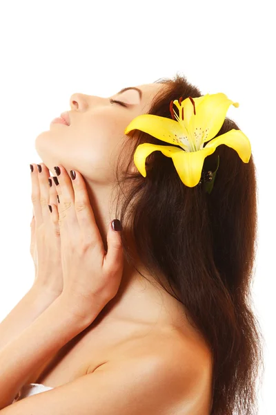 Giovane donna con giglio fiore giallo — Foto Stock