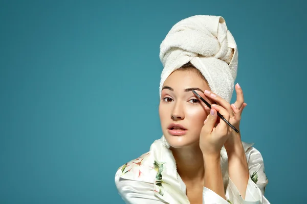 Mujer joven corrigiendo cejas —  Fotos de Stock