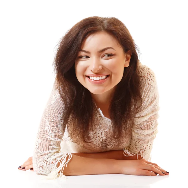 Mujer joven acostada y sonriente — Foto de Stock