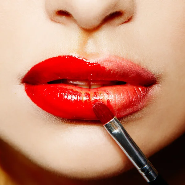 Vrouwelijke lippen met rode lippenstift — Stockfoto