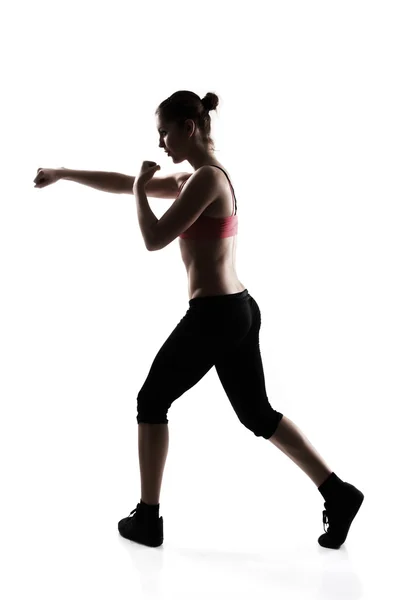 Mujer haciendo ejercicio de artes marciales — Foto de Stock