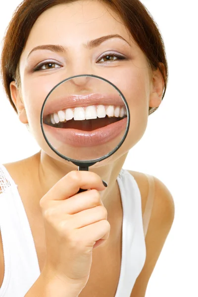 Vrouw die lacht door een vergrootglas — Stockfoto