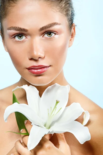 Menina com pele limpa segurando flor de lírio — Fotografia de Stock