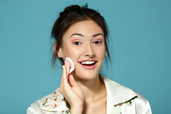 Teenie-Mädchen reinigen ihr Gesicht mit Baumwollscheibe — Stockfoto