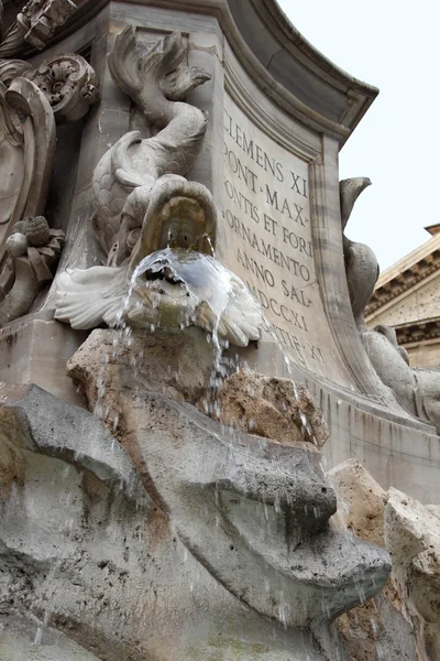 Suihkulähde ennen Pantheonia Roomassa — kuvapankkivalokuva