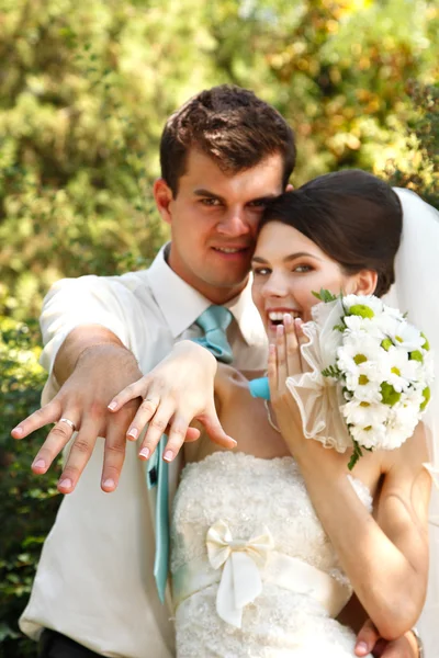 Schöne junge Braut und Bräutigam — Stockfoto