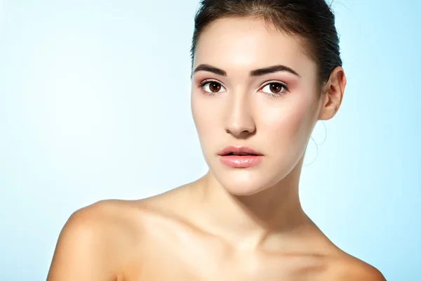 Teen girl smiling and looking at camera — Stock Photo, Image