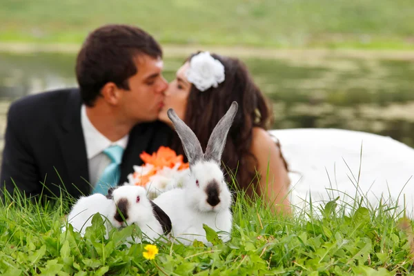 Vackra unga bruden kiss brudgummen — Stockfoto
