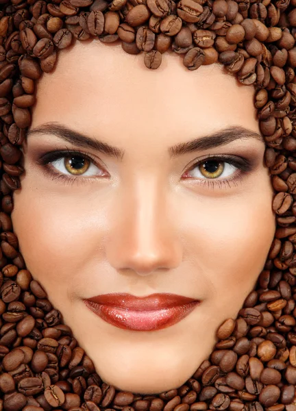 Kawa młoda kobieta uśmiechnięta twarz — Zdjęcie stockowe