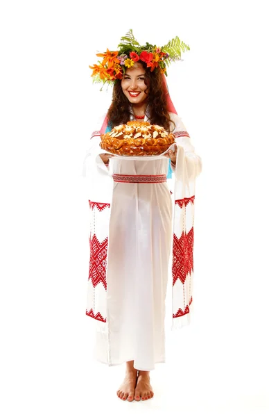 Jeune femme ukrainienne en costume autochtone — Photo