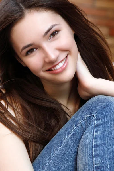 Belle jeune brune souriante adolescente — Photo