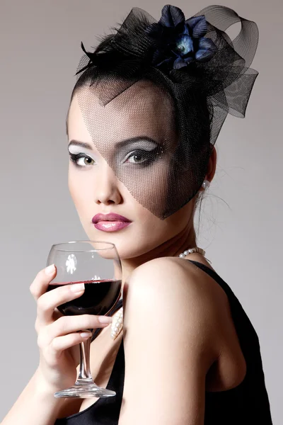 Žena v závoji s vínem — Stock fotografie