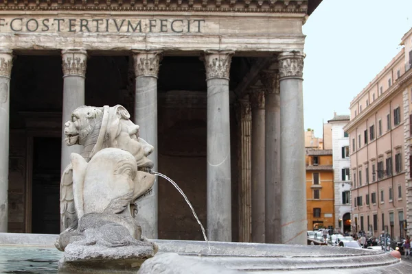 Fontana prima del Pantheon a Roma — Foto Stock