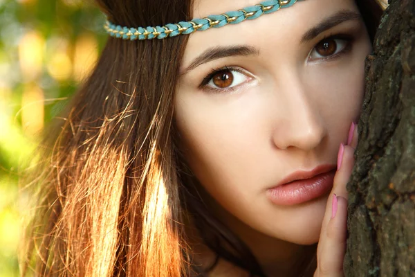 Beautiful young girl near tree — Stock Photo, Image