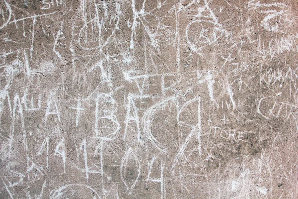 Oude grunge muur met inscriptie van toeristen — Stockfoto