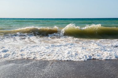 Sicilya 'da bir plaj. Akdeniz kıyısı. Dalgalar