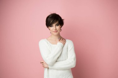 Pembe arka planda, siyah saçlı, güzel bir kadın.. 