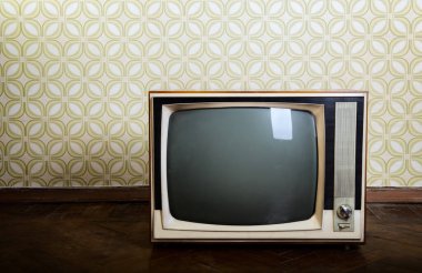 Antika duvar ve parke kaplı Retro TV seti