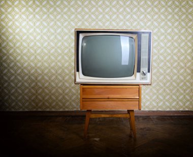 Odasında eski duvar ve parke ile ahşap kutu üzerinde Retro TV